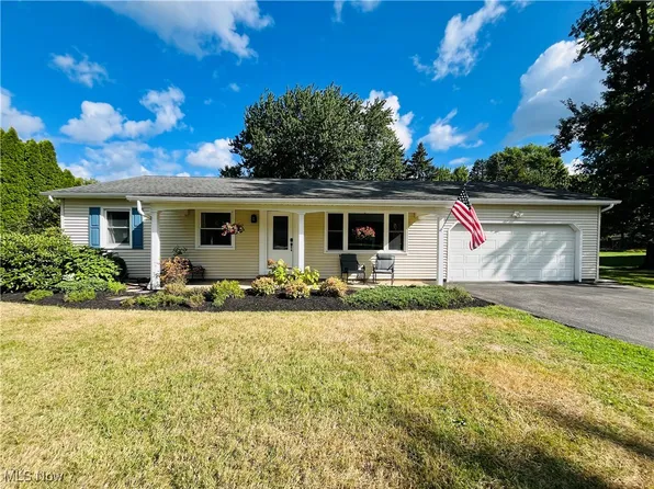 224 Square Dr, Madison, OH 44057