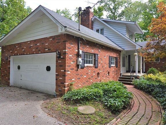 3rd image of 6867 Westwood Dr