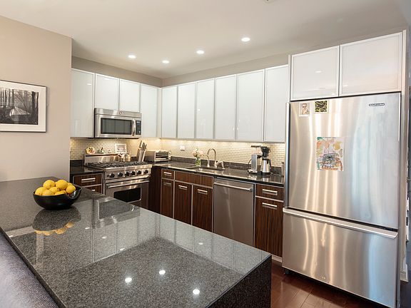 3rd image of 130 W 19th St APT 4A