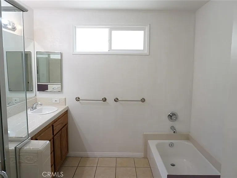 5540 Balboa Blvd — Photo 28