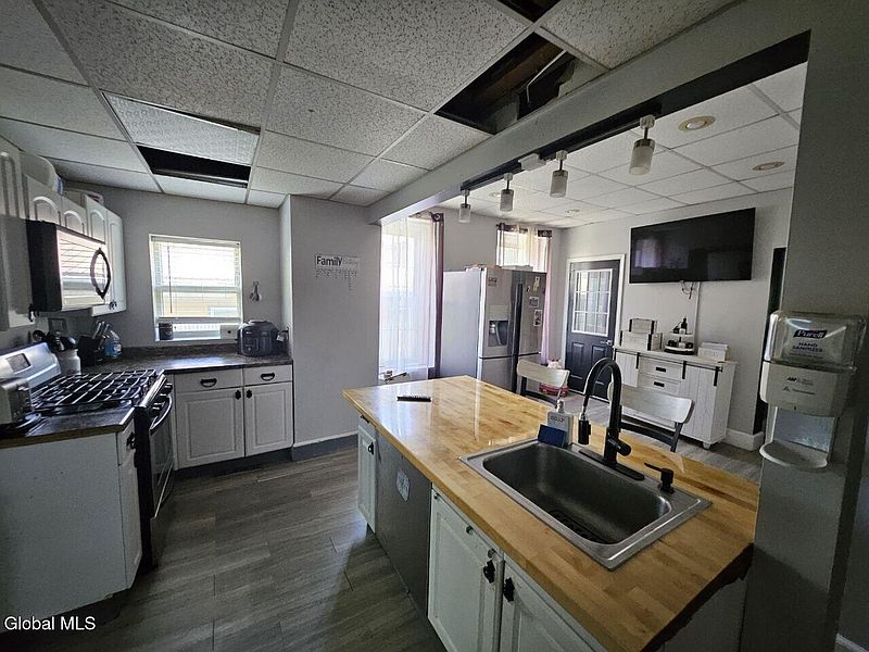 4th image of 5 Maple Street