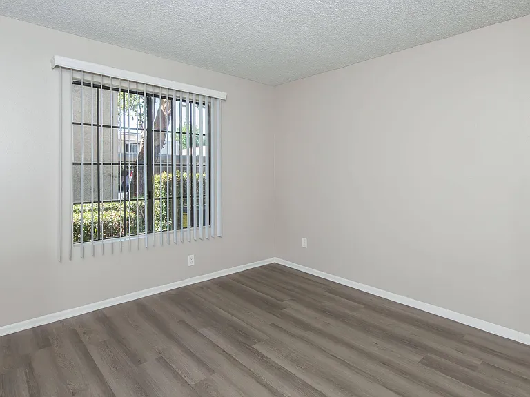 Oak Tree Court Apartment Homes — Photo 34