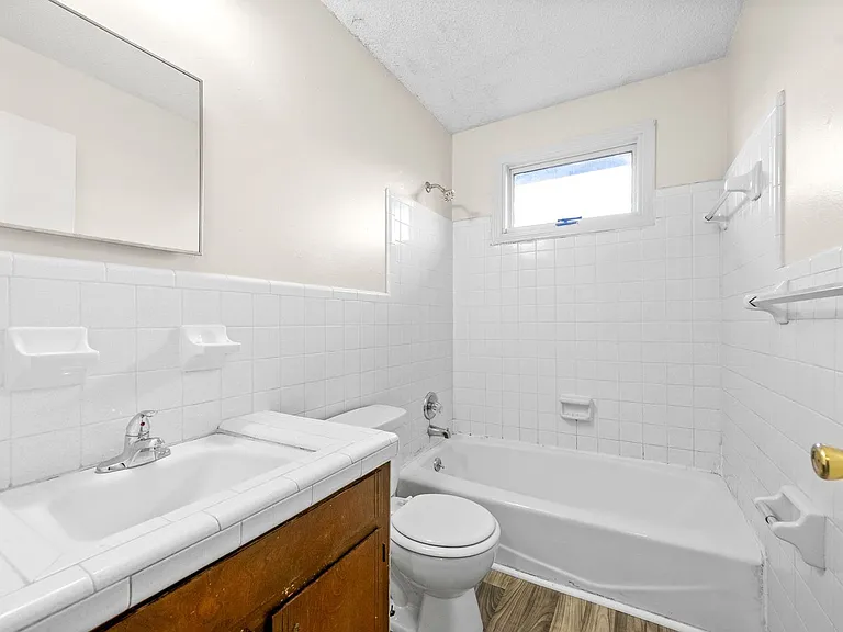 Madison Street-1221 — Photo 14