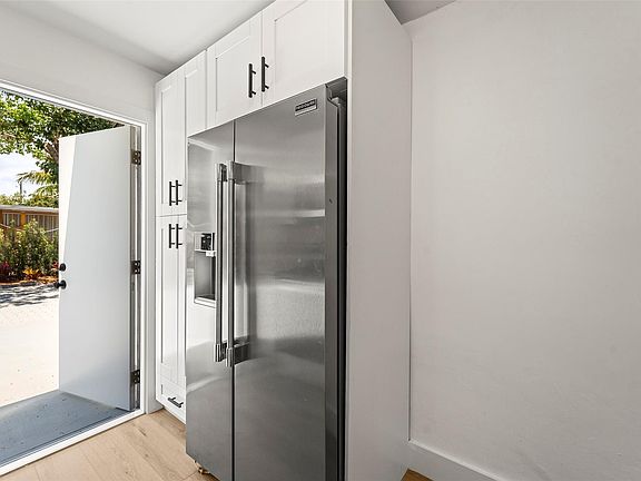 5th image of 2633 NE 13th Avenue
