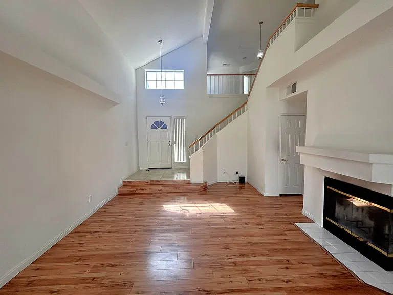 864 Bramble Ln — Photo 4