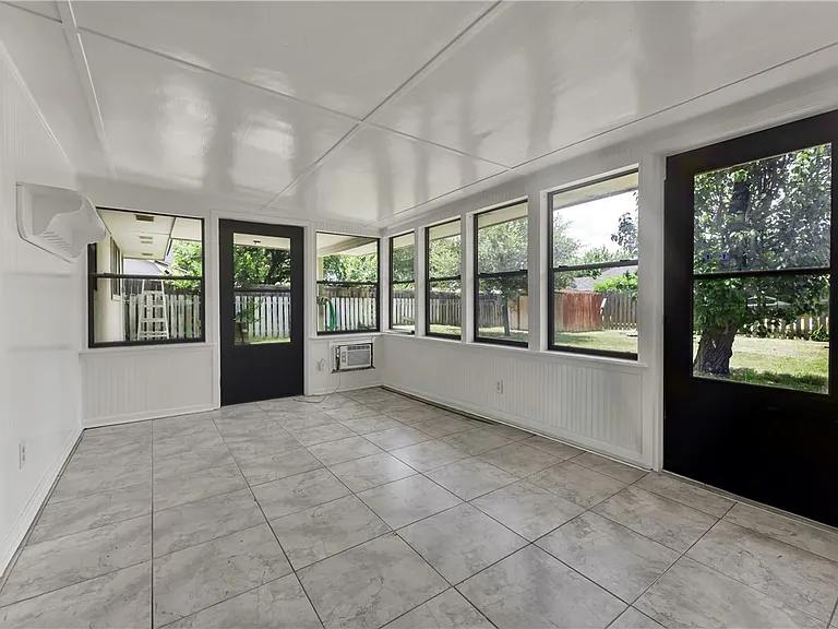 2312 Windsor Dr — Photo 15