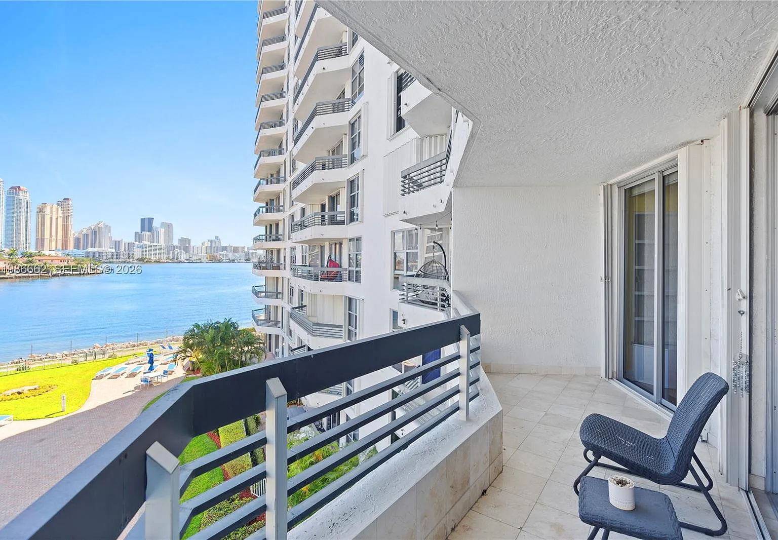 Mystic Pointe Condo No Th — Photo 2