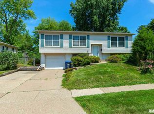 2216 Maplecrest Rd, Bettendorf, IA 52722