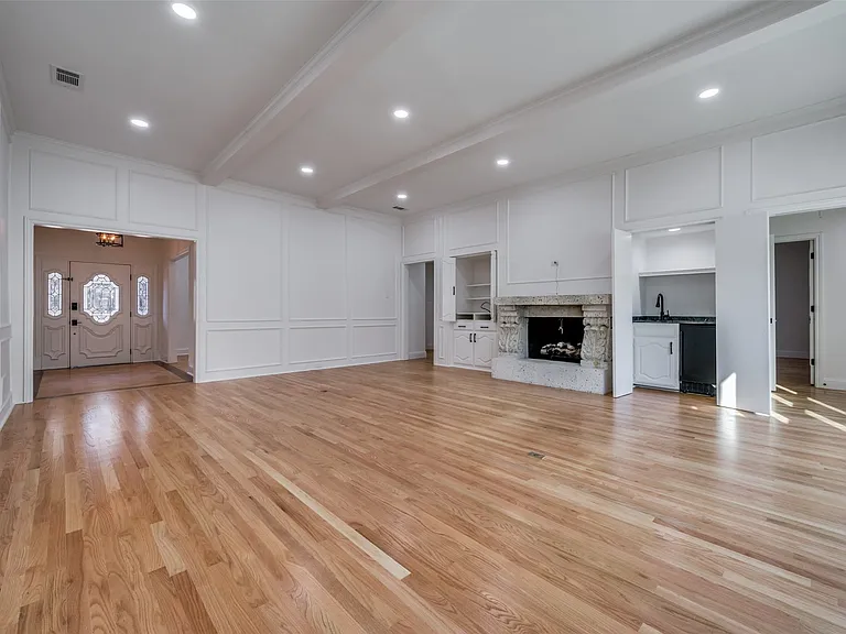 Family room with wet bar