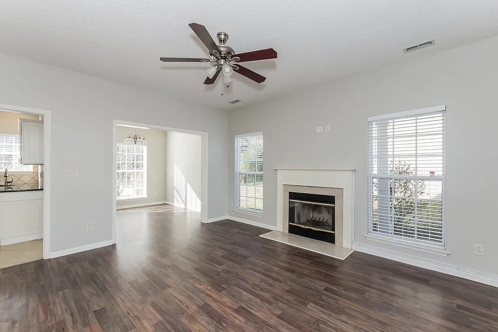3 bed, 2.5 bath, 1617 sqft, $2,115 — Photo 4
