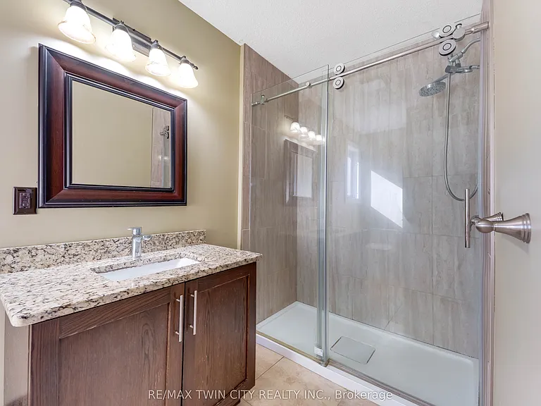 561 Queen St S #UPPER — Photo 4