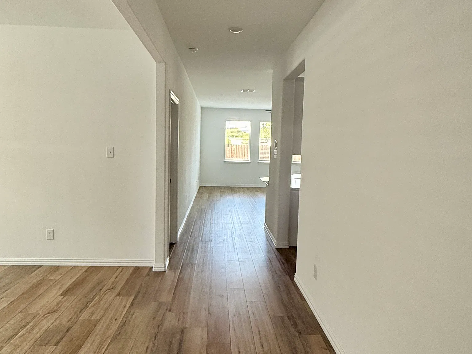 4 bed, 1996 sqft, $2,200 — Photo 2