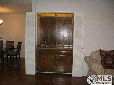 5th image of 5339 Newcastle Ave Unit 105