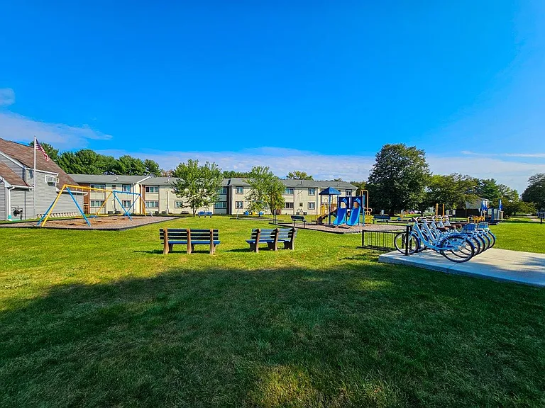 Oxford Manor Apartments and Townhomes — Photo 17