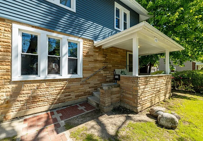 711 Granger Ave — Photo 2