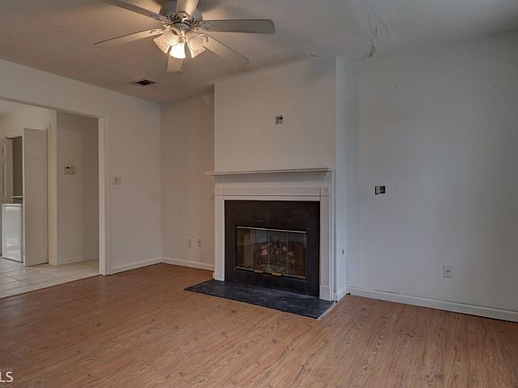 2nd image of 111 Country Mill Ln
