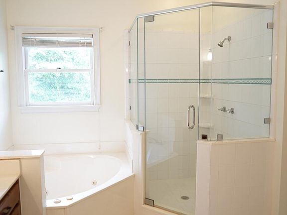 5th image of 2355 Hawkcrest Dr E