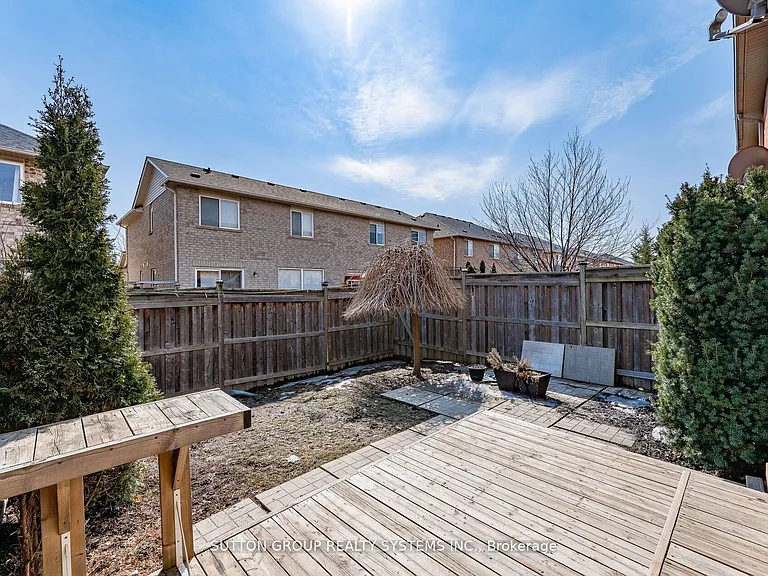 1152 Riddell Cres — Photo 31