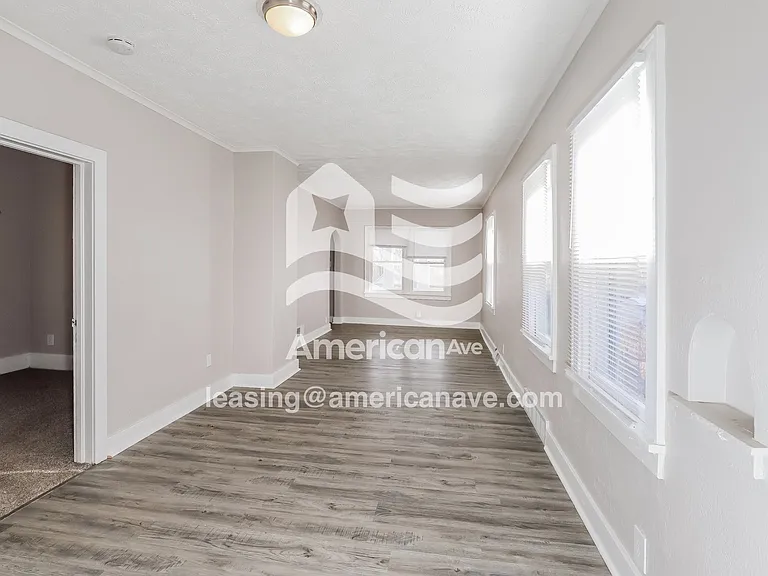 1352500_003_wm_-_living_room_13381254.jpg