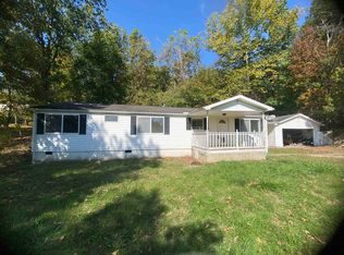 121 Country Ln, Ona, WV 25545