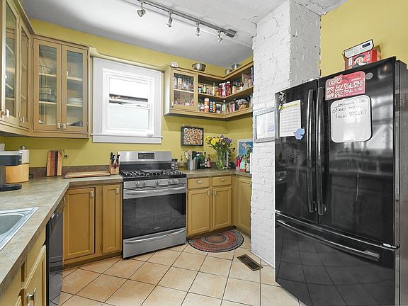 5th image of 525 Webster St