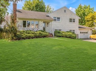 8 Rupert Pl, Melville, NY 11747