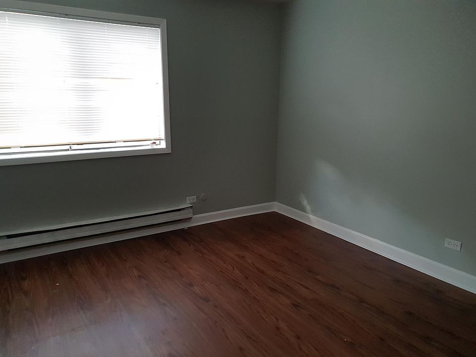 Bed room 1, Laminated flooring