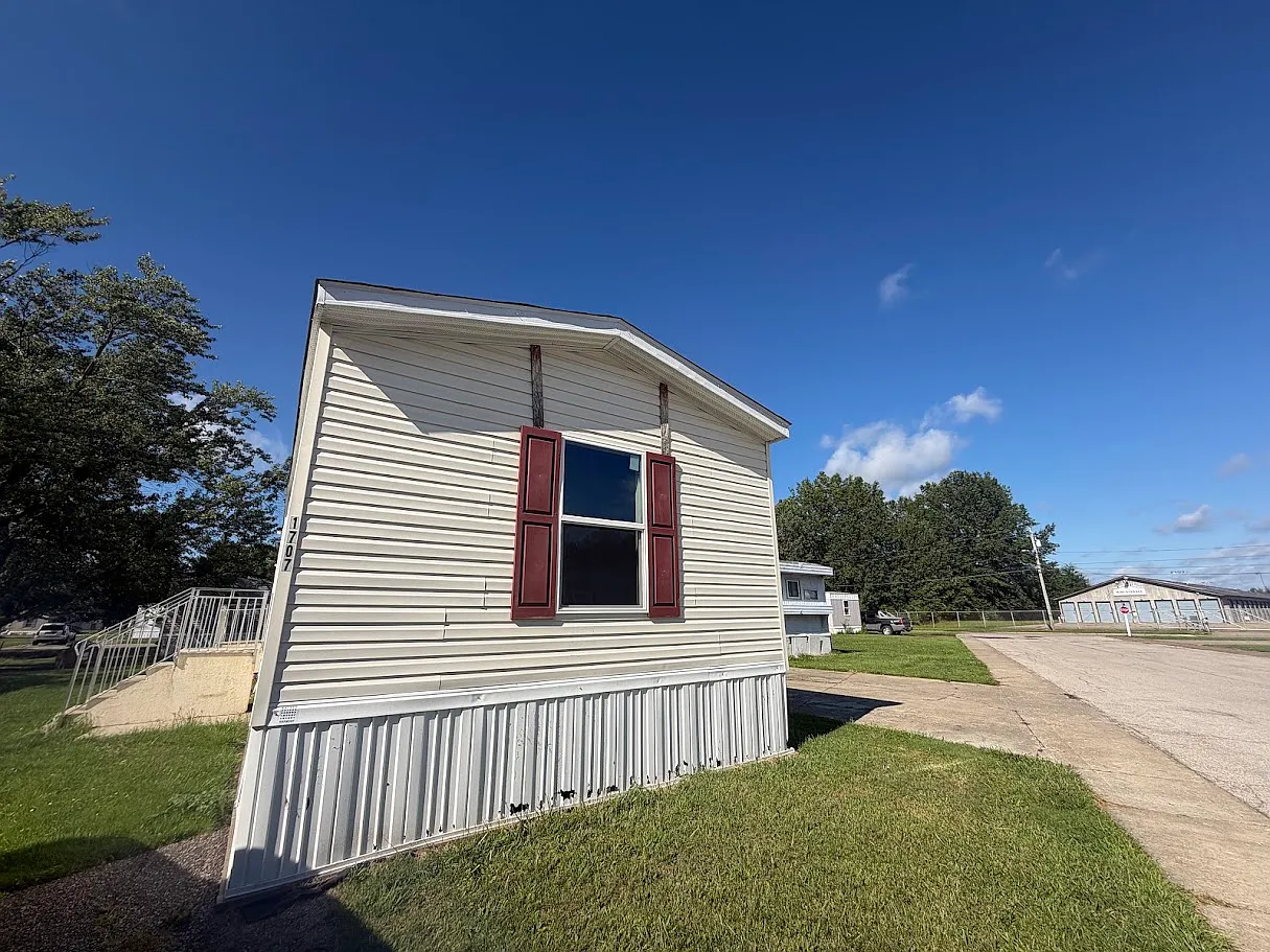 3 bed, 1056 sqft, $999 — Photo 1