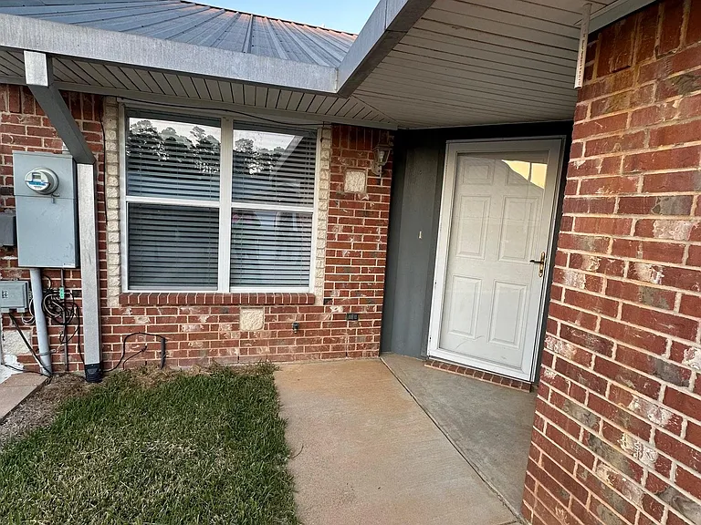 1813 Riverstone Ln — Photo 1
