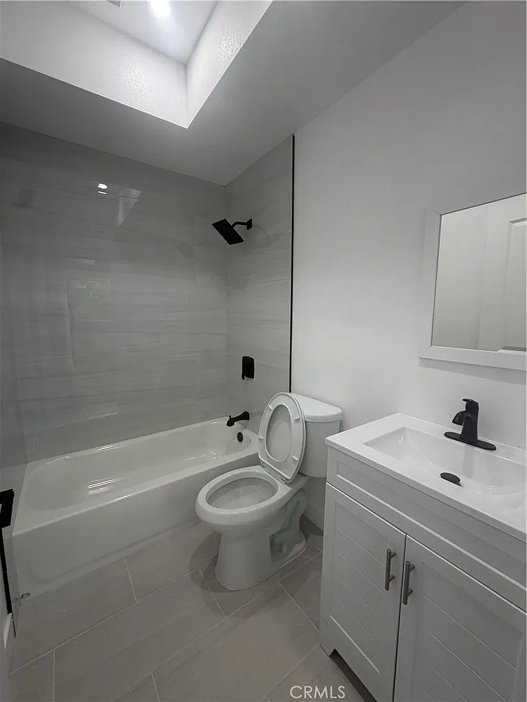 3 bed, 890 sqft, $3,300 — Photo 4
