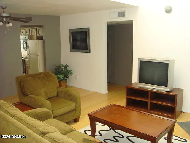 2 bed, 2.0 bath, 1300 sqft, $2,000 — Photo 2