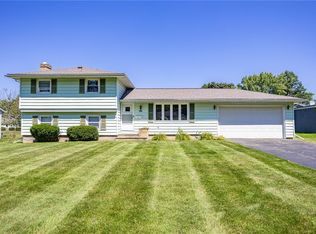 90 Oakbend Ln, Rochester, NY 14617