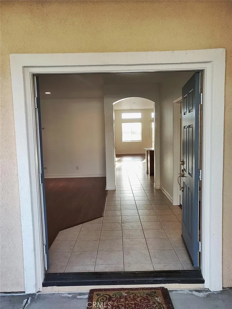 4 bed, 2433 sqft, $3,800 — Photo 2