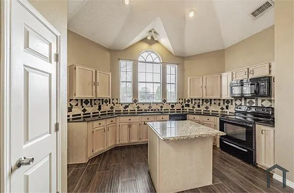 3 bed, 1600 sqft, $2,800 — Photo 3