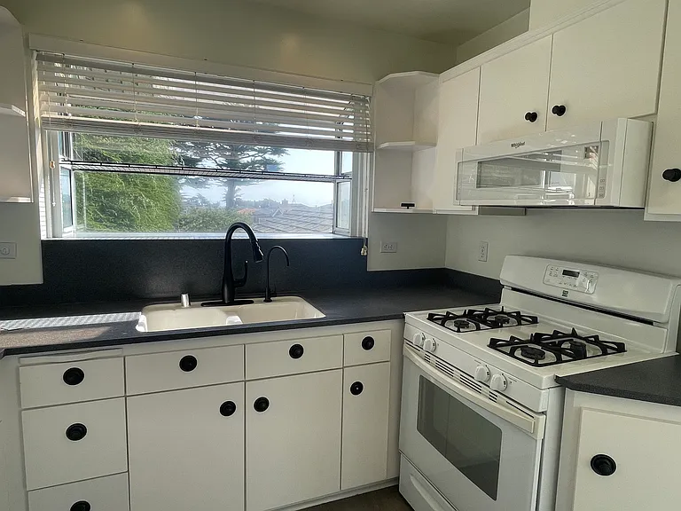 Emmons Rd — Photo 11