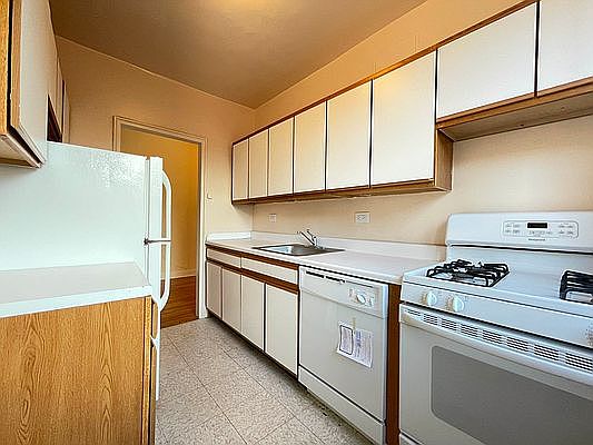 4th image of 69-39 Yellowstone Blvd #623