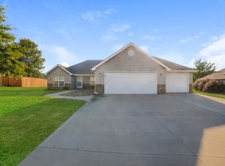 902 SW Bobcat St, Oak Grove, MO 64075
