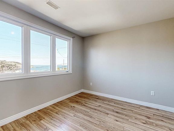 5th image of 1407 Torbay Road