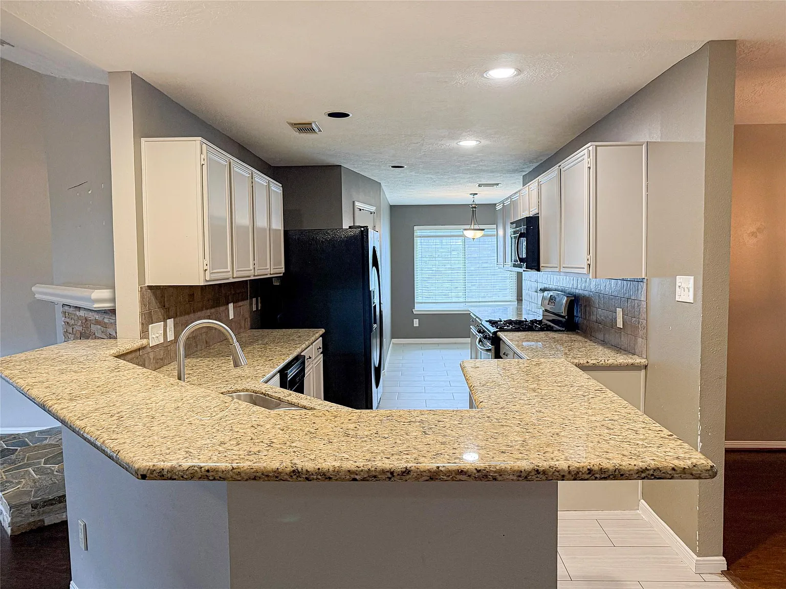 3 bed, 2.0 bath, 1855 sqft, $2,200 — Photo 4