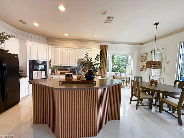E Riverside Dr — Photo 5