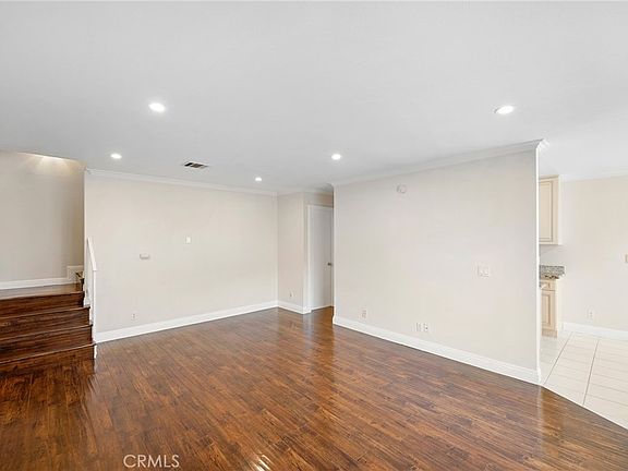 5th image of 121 Sinclair Ave Unit 206