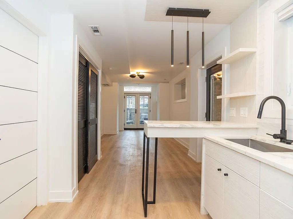 721 W Melrose St — Photo 4