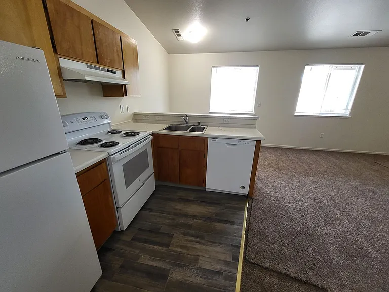 1024 E 5th St — Photo 3