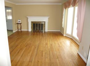 1908 Rampart Dr, Alexandria, VA 22308