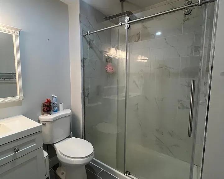 Comfortable modern barhroom.