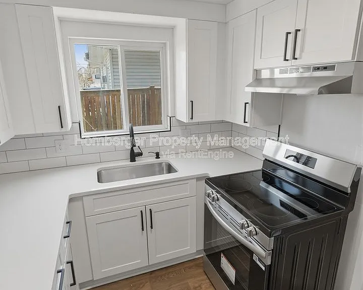 2011 E Desmet Ave — Photo 2