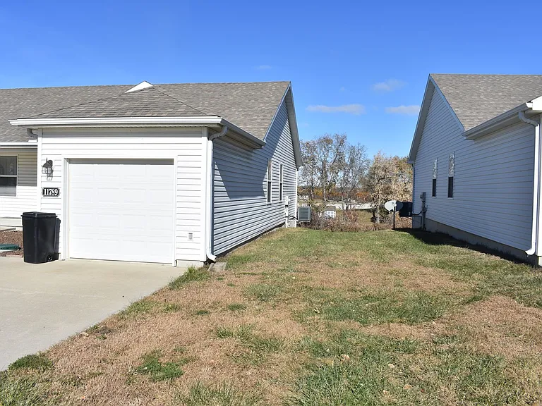 11789 Ridgeway Dr — Photo 2