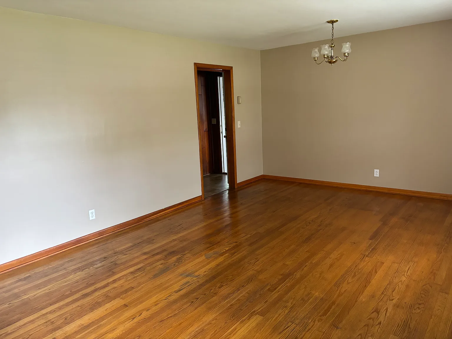 3 bed, 1.5 bath, 1350 sqft, $1,500 — Photo 4