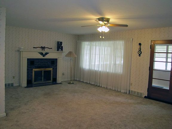 living room w/gas fplc