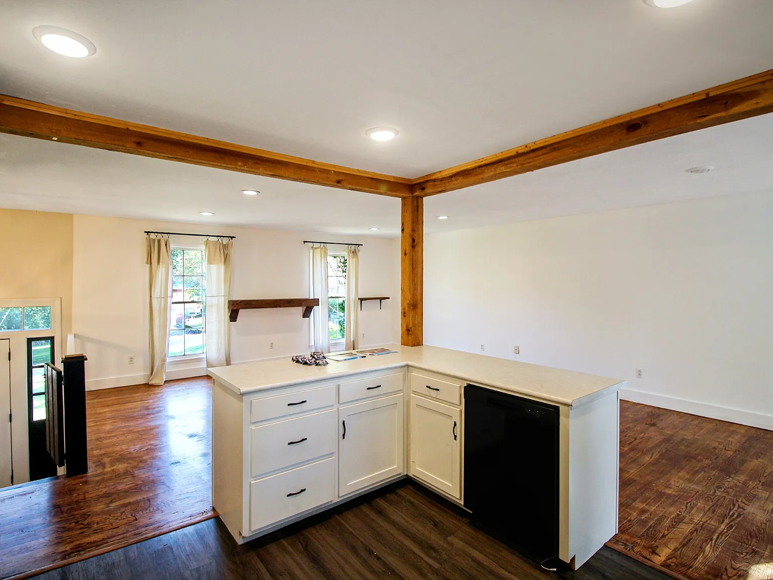 4 bed, 2.5 bath, 2160 sqft, $2,450 — Photo 4